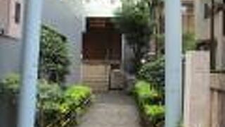 狭い通路の奥に小さなお社が建っている