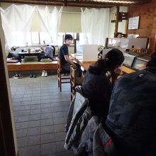 店内にはカウンターと小上がりもあります。広間もあるようです。