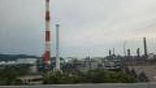 工場群を海側から見るには