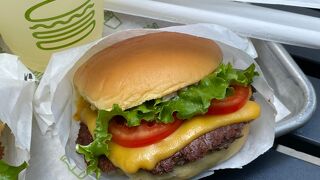 外苑いちょう並木を見ながらお食事が出来るシェイクシャックです。