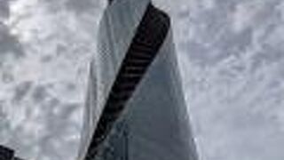 奇抜で斬新なデザインの高層ビル