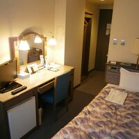 デスクとベッドの間が超狭い？…