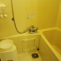 共同バスの浴室