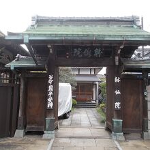 入り口の山門です。