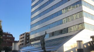 片手逆立ちの像