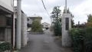 本堂前の境内が広いのです。