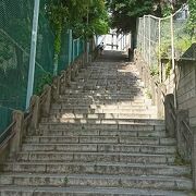 急こう配の石段の坂道