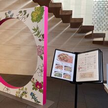 1F階段下の喫茶室入り口