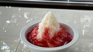 六花亭本店 限定メニューあり。喫茶室は落ち着いた空間でした。