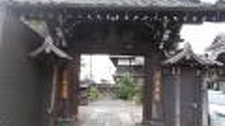 健脚で有名な日荷上人が祀られたお堂があります。