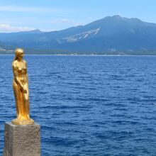 たつこ像と田沢湖