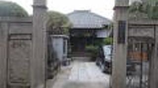 谷中のおけいこ横丁にある寺の一つです。