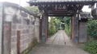 山門が迎えてくれます。