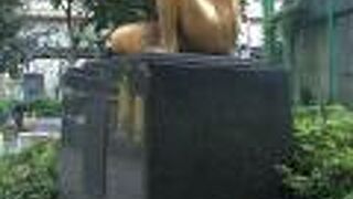 猿のような彫刻