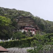 岸壁に建つお寺（観音堂）です。