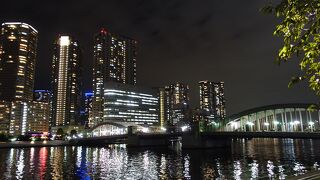 水面に反射するネオンも美しく感じました