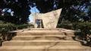 芝丸山古墳跡の小高い丘の上にあります