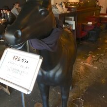 黒い馬の像