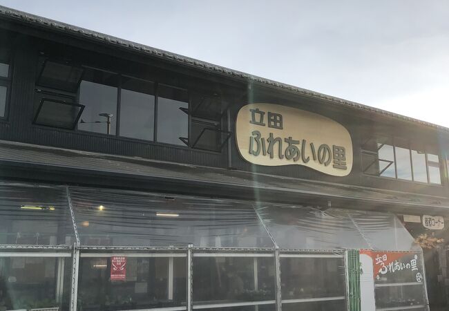 中と外にお店があります。