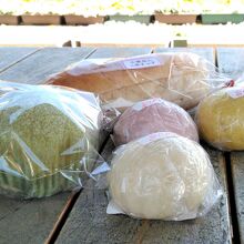 メロンパン、あんバターのコッペパン、各種まんじゅう