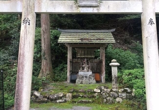 ひっそり佇む川沿いの神社