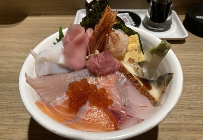 神戸さんちかで海鮮丼！リーズナブルだけどおいしかったです