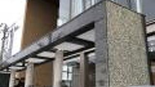 大きくて立派な建物でした。