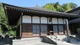 住宅地に建っています