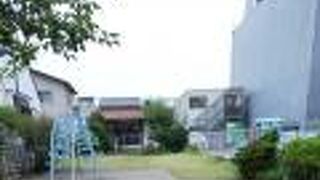 公園のような空き地の奥に