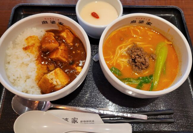 お得な麻婆丼と担々麺のセットあり