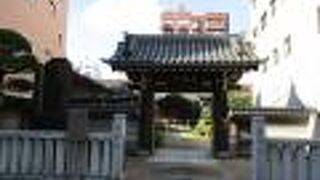 本堂も木造で風格あるお寺