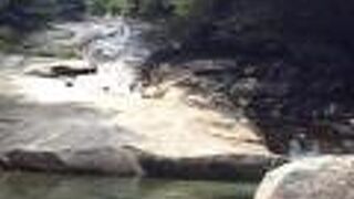 侵食によって洗い清められた花崗岩の滑らかな河床が見事