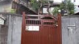 谷中霊園の南側に隣接したエリアにあります。