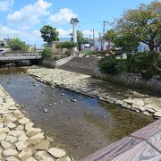 河岸は観光名所に続くルートで鴨もいる綺麗な川です