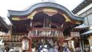 鳥居の端がビルの壁にめり込んでいることで有名