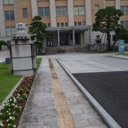 栃木県庁の敷地内にあります