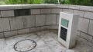 白いアーチ型のとても姿が美しいデザインの橋