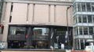 大型商業施設のよう。高島屋まで入っている。