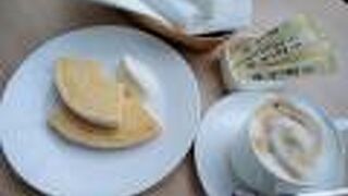 庭園を望み、雰囲気もお茶もスイーツも◎