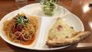 本格的なパスタとピザを一度に楽しめる
