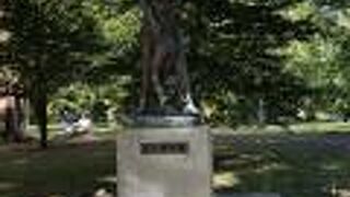 赤れんが前庭にある像