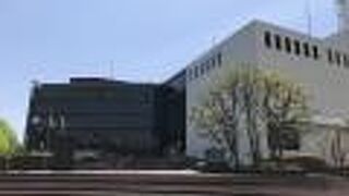 開放的で明るい雰囲気の建物ですね。