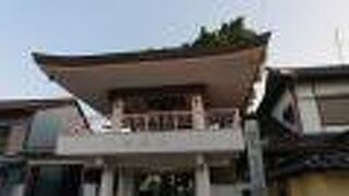 鐘楼付の門がユニークだと感じました