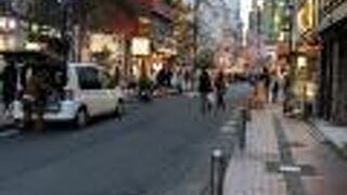 灯りもともって賑やか。