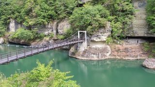 奇岩が並ぶ絶壁。肉眼で見たほうが写真よりも迫力