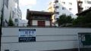 本堂は2階建てのコンクリート製