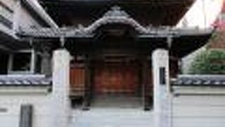 本堂の瓦屋根が2層になっていて趣を感じます