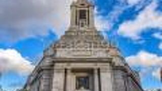 特徴的なデザインのファサードがとても立派です。