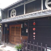 格子のあるおうちがいくつもあります