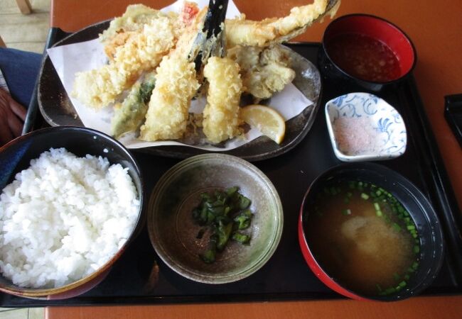 天ぷら定食はボリューム満点です。